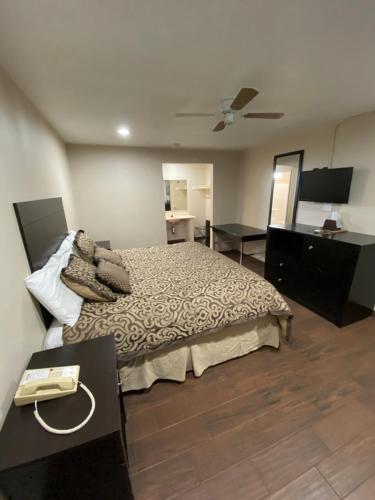 California Budget Motel California Budget Motel is a popular choice amongst travelers in Hemet (CA), whether exploring or just passing through. Offering a variety of facilities and services, the hotel provides all you need f