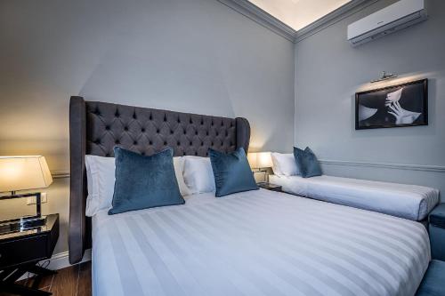 1 queen bed, 1 sofa bed