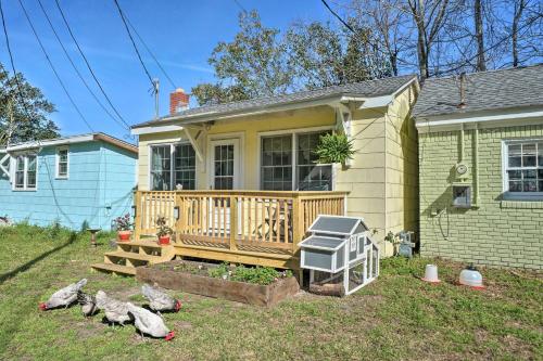 Cozy Tiny House 4 Miles to Downtown Wilmington!