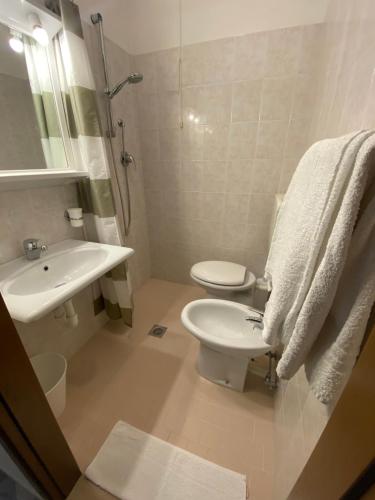 Classic Quadruple Room image 7