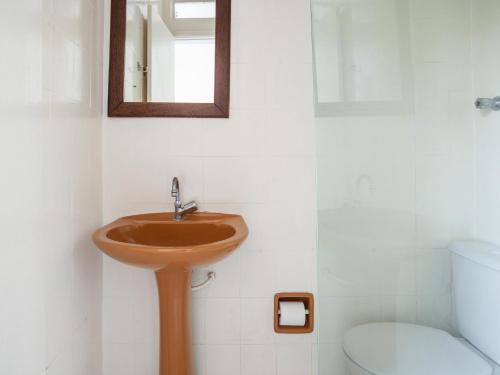 Standard Twin Room image 10