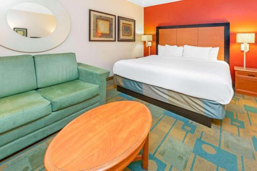 La Quinta Inn & Suites by Wyndham Usf (Near Busch Gardens)