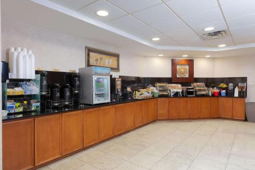 La Quinta by Wyndham Garden City - image 3