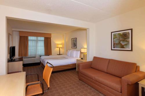 La Quinta by Wyndham Garden City - image 5