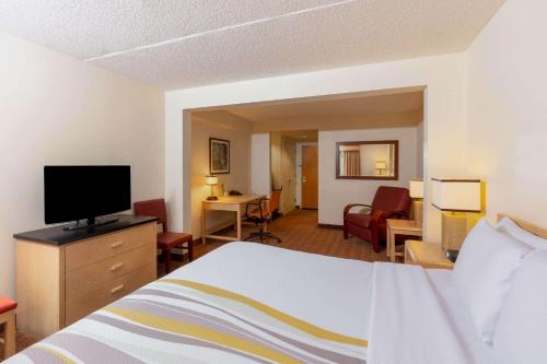 La Quinta by Wyndham Garden City - image 6