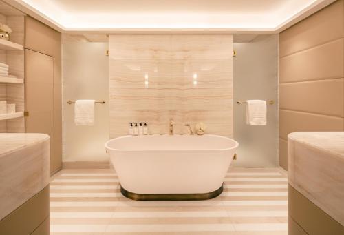 Four Seasons Hotel London at Park Lane - image 7