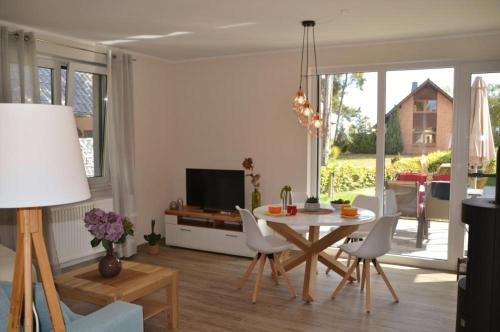 U15 EG - charmante Ferienwohnung am See mit Kamin, Terrasse und Wlan in Robel an der Muritz