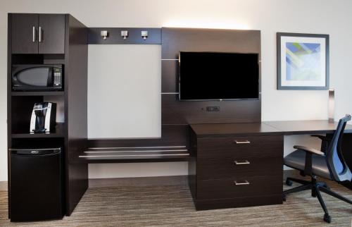 Standard Queen Room with Two Queen Beds and Mobility Accessible Tub