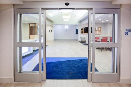 홀리데이 인 익스프레스 호텔 & 스위트 디킨슨 바이 IHG - 출입구