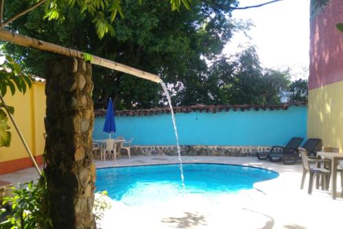 Casa con piscina y 4 cuartos