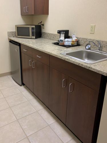 Quality Inn & Suites - image 2