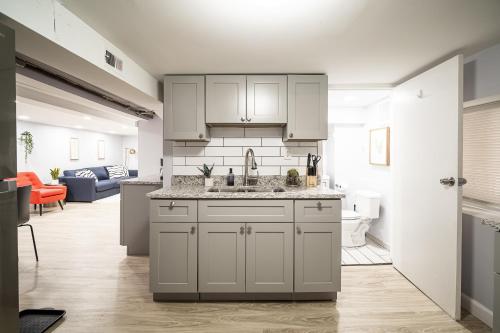Bright and Cozy 2BR Condo in Logan Square! - image 9