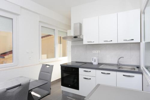 Apartments with a parking space Makarska - 18213
