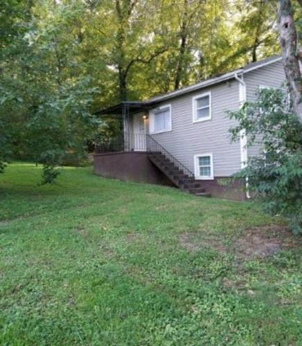 Small 2br. East Knox apartment. Pet friendly - image 7