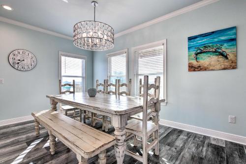 Luxe Spacious Stilted Home with Kayaks Walk to Beach - image 7