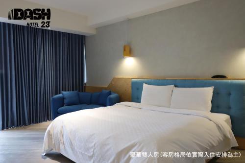 Deluxe Double Room with Balcony image 8