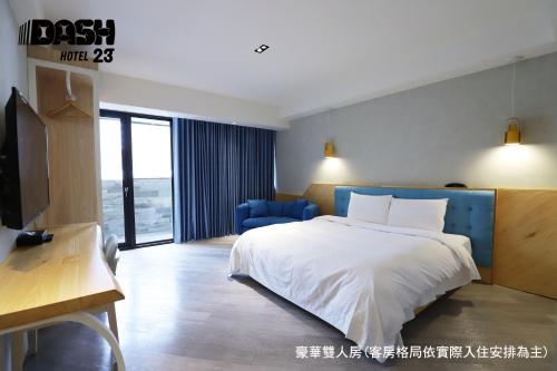 Deluxe Double Room with Balcony image 5