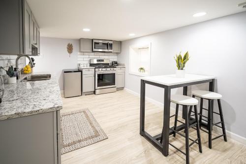Cozy and Comfy 1BR Condo in Logan Square! - image 2
