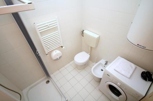 One-Bedroom Apartment image 6
