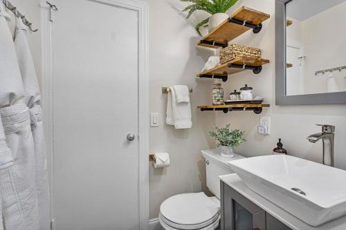 Ranch Style w/Lush Courtyard & Grill, Full Kitchen- 5 Min to Beach