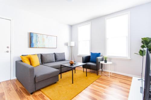 . Stylish and Cute 2BR Apartment Near Wrigley!