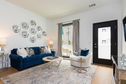 Illume - Sleek Central Hideaway - Poolside Patio condo - image 3