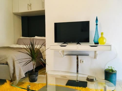 Cozy Studio by seaside and tram, Athen