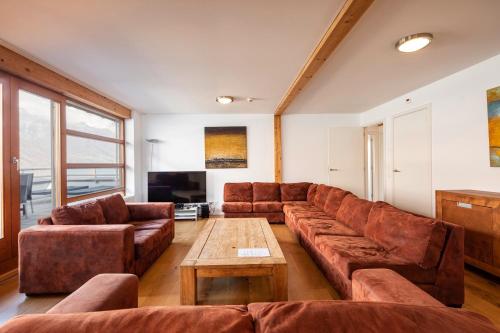 6 bedrooms, 12 beds