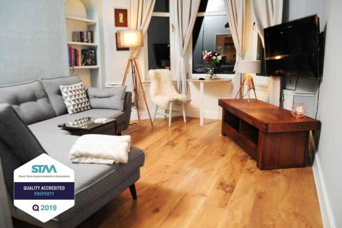 Stylish Southside Stay - New Renovate Lux Bathroom, Rutherglen, Glasgow