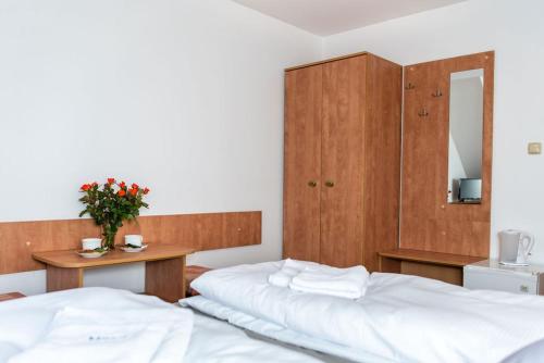 3 twin beds