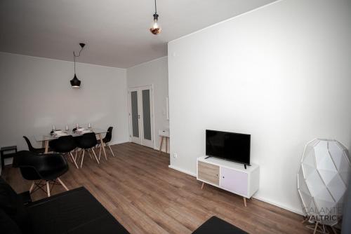 Downtown 3 Bedroom with Balcony - Quiet Street - Family Friendly - Groups, Porto (fotografie 4)