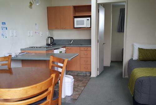 One-Bedroom Apartment image 3