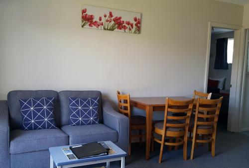 Two-Bedroom Apartment room in Avon City Motel