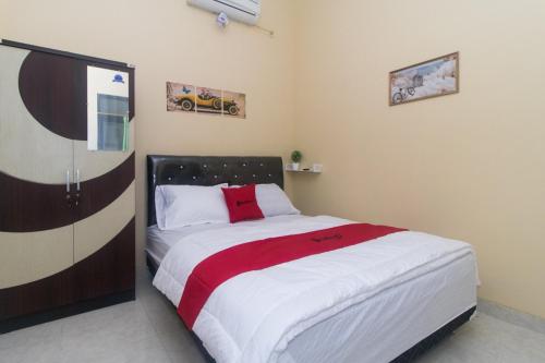 B&B Madiun - RedDoorz Syariah near Stasiun Madiun - Bed and Breakfast Madiun