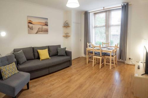 â˜† Quiet Ground Floor Apartment Near University â˜†, Guthrie By Forfar, Angus and Dundee