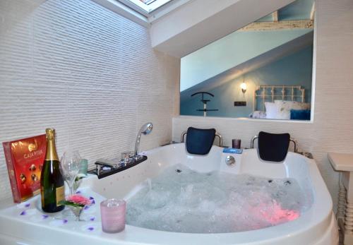 Suites con Jacuzzi Santillana - image 7