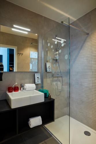 Bathroom, ibis Styles Liege Guillemins in Liege
