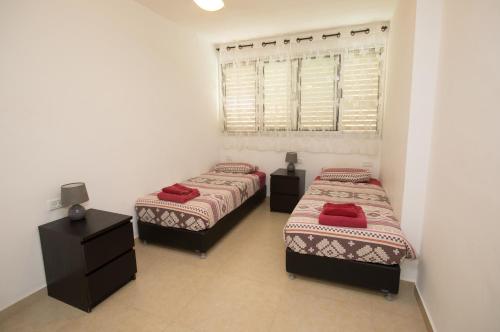 2 bedrooms, 5 beds