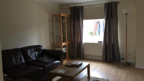 London 4 Bed House With Parking - Great For Workers, , London