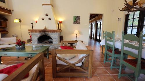 Romantic-HuntingLodge-en-Provence****