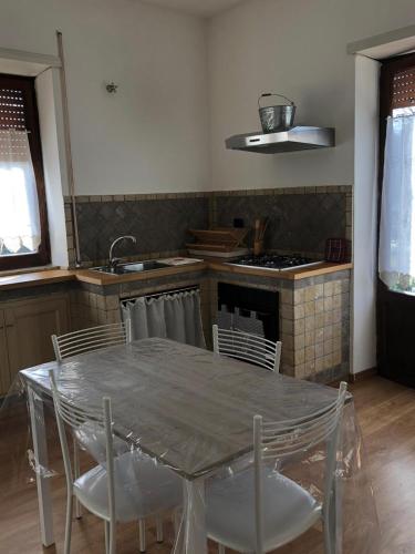 Kitchen, casavacanze olmata in Canale Monterano