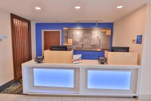 Holiday Inn Express Hotel & Suites Dickson an IHG Hotel - image 4