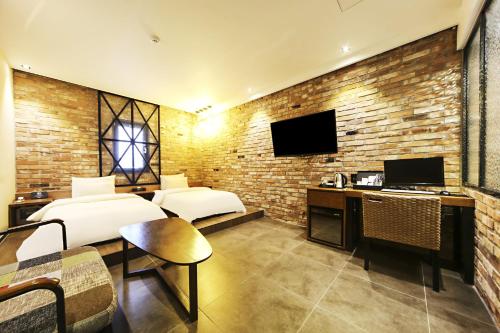 Masan Almond Hotel Masan Almond Hotel is a popular choice amongst travelers in Changwon-si, whether exploring or just passing through. Both business travelers and tourists can enjoy the propertys facilities and service