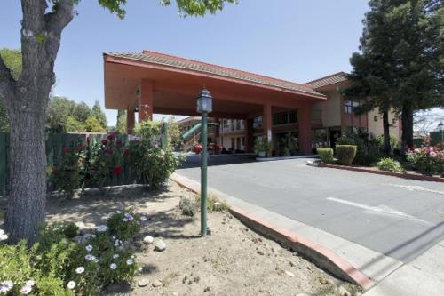 Entrance, Days Inn by Wyndham Gilroy in Gilroy (CA)