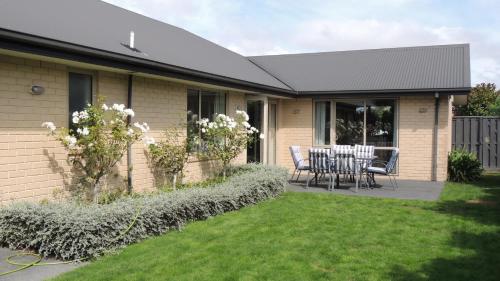 Airport, motorway, shopping handy in Northwood