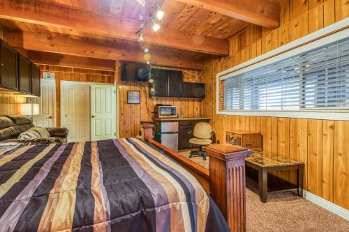 Bear Paradise in Lake Arrowhead, USA