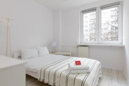 Rondo ONZ Sunny Apartment by BookingHost, Warsaw