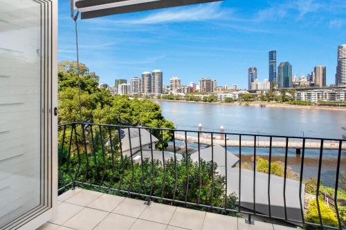 Stylish 2-Bed Apartment with Sweeping River Views