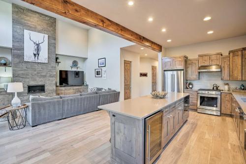 Luxe Mt Bachelor Retreat with Hot Tub and Patio! - image 5