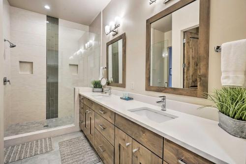 Luxe Mt Bachelor Retreat with Hot Tub and Patio! - image 9